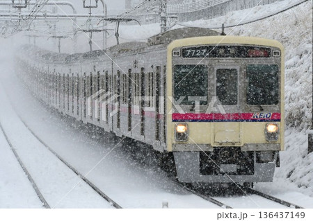 雪降る中を走る京王7000系7727F 136437149