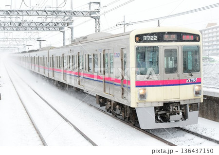 雪の中を走る京王7000系7722F 136437150