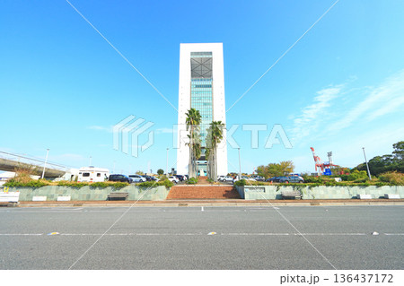 三重県四日市市、四日市港ポートビルの風景 三重県四日市市、四日市港ポートビルの風景 136437172