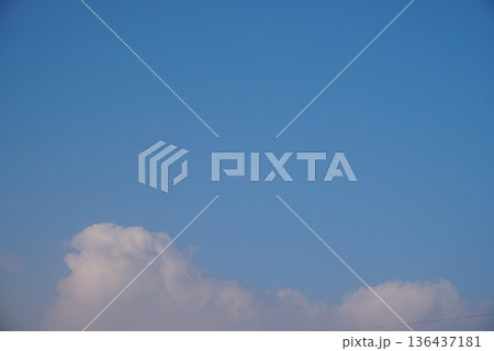 雲の空き間を抜けると向こうは青空 136437181