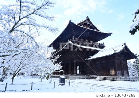 三門の雪景色（南禅寺） 136437269