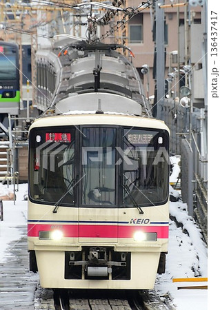 京王8000系8727Fと雪　8両編成の特急運用 136437417