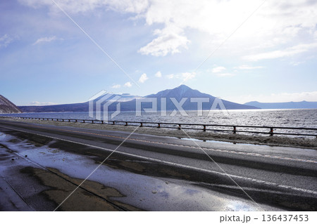 支笏湖沿いのどこかの駐車帯から見る樽前山と風不死岳 136437453