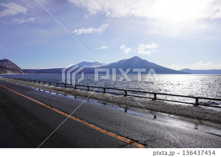 支笏湖沿いのどこかの駐車帯から見る樽前山と風不死岳 136437454