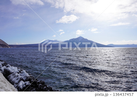 支笏湖沿いのどこかの駐車帯から見る樽前山と風不死岳 136437457
