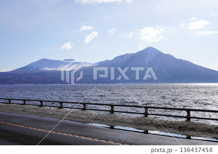 支笏湖沿いのどこかの駐車帯から見る樽前山と風不死岳 136437458