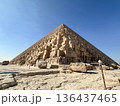 エジプト・ギザのクフ王のピラミッド：巨大な石積みを見上げる迫力の近影 136437465