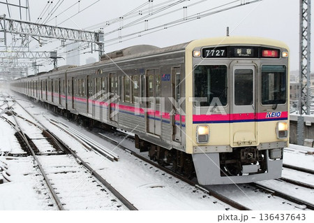 雪の中を走る京王7000系7727F 雪の中を走る京王7000系7727F 136437643