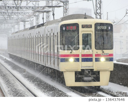 雪と京王9000系9703F単独編成による特急運用 136437646