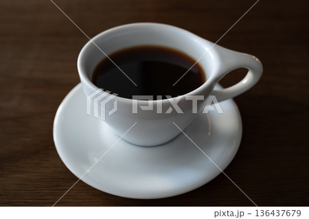 コーヒーの満ちたシンプルなコーヒーカップ コーヒーの満ちたシンプルなコーヒーカップ 136437679