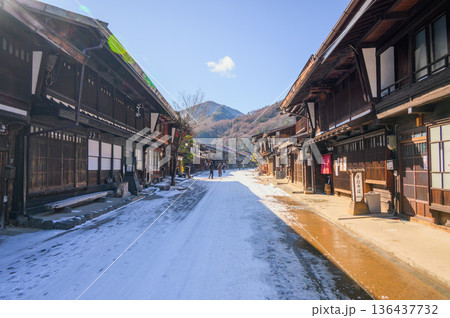 雪降りの翌日、晴れた奈良井宿【木曽路】 雪降りの翌日、晴れた奈良井宿【木曽路】 136437732
