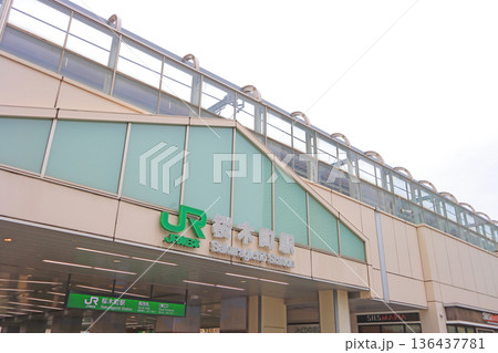 神奈川県横浜市、JR桜木町駅の風景 神奈川県横浜市、JR桜木町駅の風景 136437781