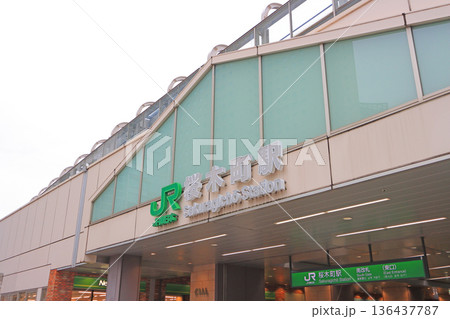 神奈川県横浜市、JR桜木町駅の風景 136437787