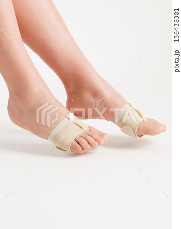 Pads to support the foot on women's legs. 136438381