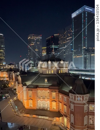 東京駅丸の内駅舎の夜景と高層ビル群 東京駅丸の内駅舎の夜景と高層ビル群 136438504