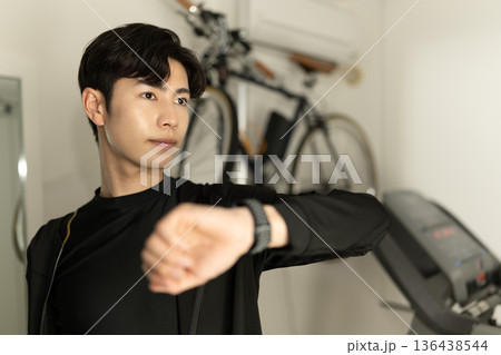 運動後 時計を確認 136438544