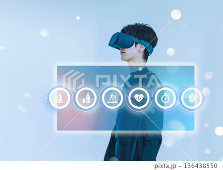 VRでランニングする男性 VRでランニングする男性 136438550