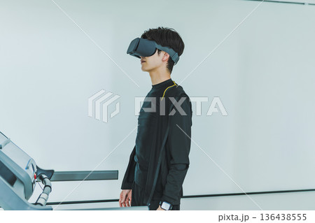 VRでランニングする男性 VRでランニングする男性 136438555