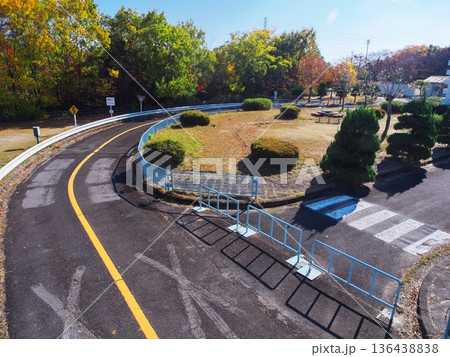 秋の名古屋市大高緑地公園　森に囲まれた大高緑地 交通公園 136438838