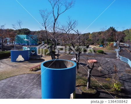 秋の名古屋市大高緑地公園　森に囲まれた大高緑地 交通公園 136438842