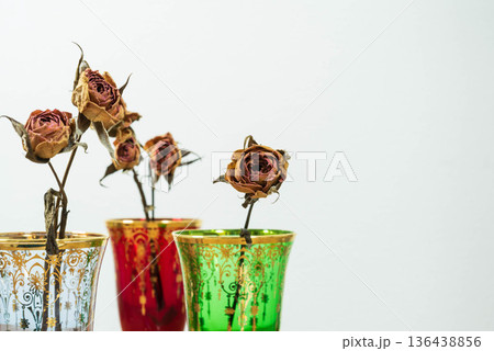 バラのドライフラワーとベネチアングラス 136438856