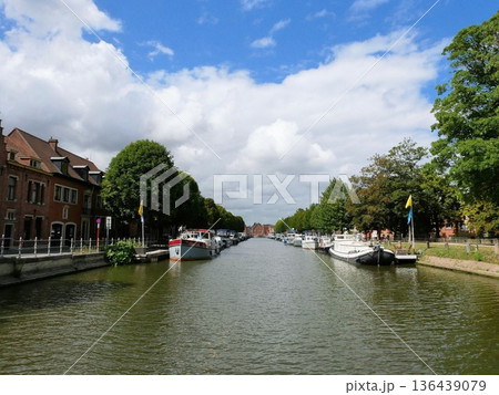 ブルージュの運河と船　（ベルギー） 136439079