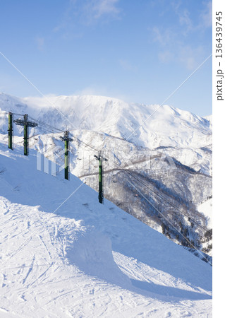 長野県白馬村の八方尾根スキー場の景色 136439745
