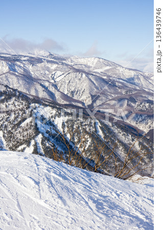 長野県白馬村の八方尾根スキー場の景色 長野県白馬村の八方尾根スキー場の景色 136439746