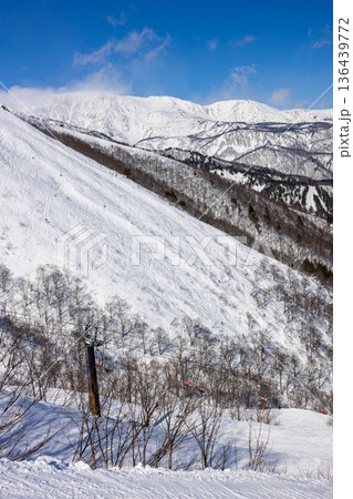 長野県白馬村の八方尾根スキー場の景色 長野県白馬村の八方尾根スキー場の景色 136439772