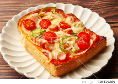 ピザトースト 136439869