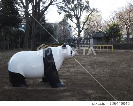 公園に設置されたパンダの象形遊具と冬の広場 公園に設置されたパンダの象形遊具と冬の広場 136440046