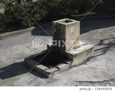 冬の柔らかな日差しが差し込む公園の古いコンクリート製水飲み場 冬の柔らかな日差しが差し込む公園の古いコンクリート製水飲み場 136440059