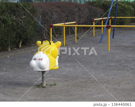 冬の公園に佇む黄色い動物キャラクターのスプリング遊具 冬の公園に佇む黄色い動物キャラクターのスプリング遊具 136440061