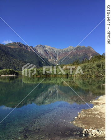 上高地大正池の水鏡 上高地大正池の水鏡 136440105