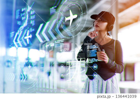 未来型空港での情報確認 ■撮影協力：関西国際空港（KIX） 136441039