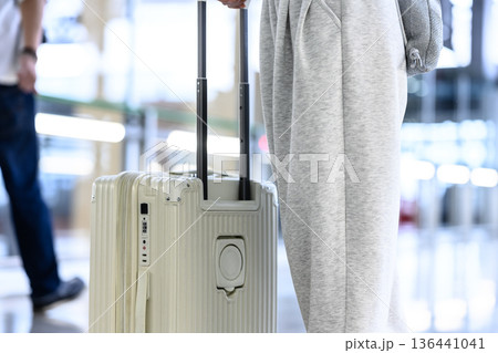 空港でスーツケースを引く ■撮影協力:関西国際空港(KIX) 空港でスーツケースを引く ■撮影協力:関西国際空港(KIX) 136441041