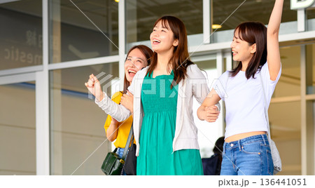 空港で喜ぶ友人たち ■撮影協力：関西国際空港（KIX） 136441051