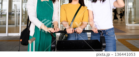 空港でカートを押す女性たち ■撮影協力:関西国際空港(KIX) 空港でカートを押す女性たち ■撮影協力:関西国際空港(KIX) 136441053
