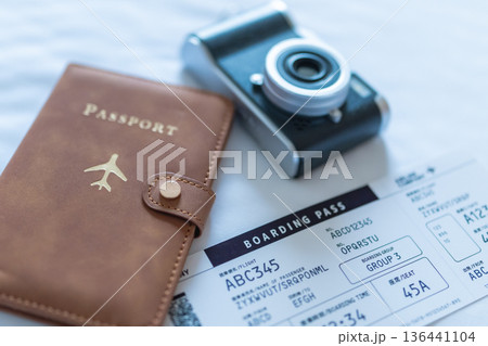 パスポートとカメラで旅行準備 ■撮影協力：関西国際空港（KIX） 136441104