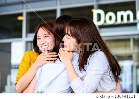 空港で抱き合う友人たち ■撮影協力：関西国際空港（KIX） 136441111