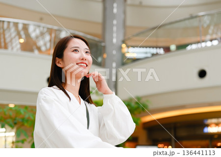 ショッピングモールで上を見上げる女性 ■撮影協力：関西国際空港（KIX） 136441113