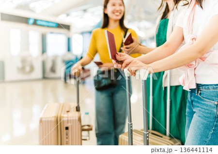 空港で並ぶ旅行者たち ■撮影協力:関西国際空港(KIX) 空港で並ぶ旅行者たち ■撮影協力:関西国際空港(KIX) 136441114