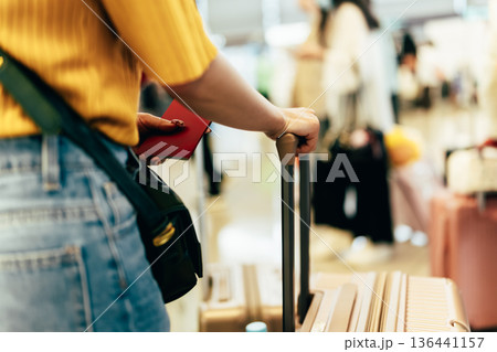 空港で搭乗手続きを待つ ■撮影協力：関西国際空港（KIX） 136441157