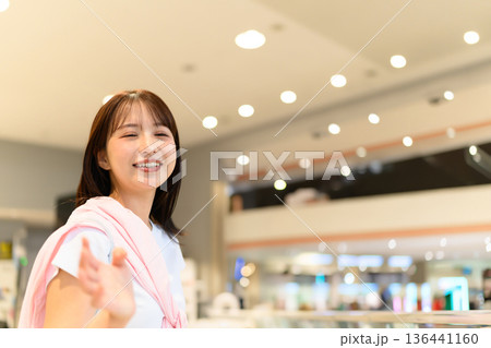 空港で手を振る女性 ■撮影協力:関西国際空港(KIX) 空港で手を振る女性 ■撮影協力:関西国際空港(KIX) 136441160