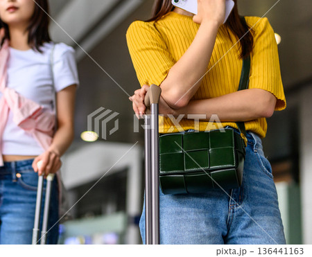 旅行中の電話と荷物 ■撮影協力:関西国際空港(KIX) 旅行中の電話と荷物 ■撮影協力:関西国際空港(KIX) 136441163