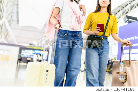 空港で旅行する女性二人 ■撮影協力:関西国際空港(KIX) 空港で旅行する女性二人 ■撮影協力:関西国際空港(KIX) 136441169