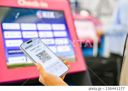 スマホで搭乗手続き ■撮影協力:関西国際空港(KIX) スマホで搭乗手続き ■撮影協力:関西国際空港(KIX) 136441177