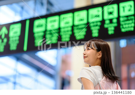 空港で案内板を見る女性 ■撮影協力:関西国際空港(KIX) 空港で案内板を見る女性 ■撮影協力:関西国際空港(KIX) 136441180