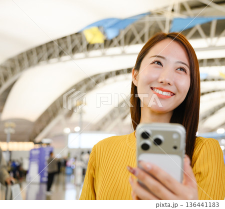 空港でスマホを見る女性 ■撮影協力:関西国際空港(KIX) 空港でスマホを見る女性 ■撮影協力:関西国際空港(KIX) 136441183