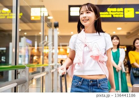 空港で旅行を待つ女性 ■撮影協力：関西国際空港（KIX） 136441186